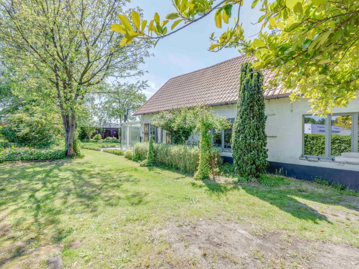 Zeer aangename en verzorgde open bebouwing met twee slaapkamers. 