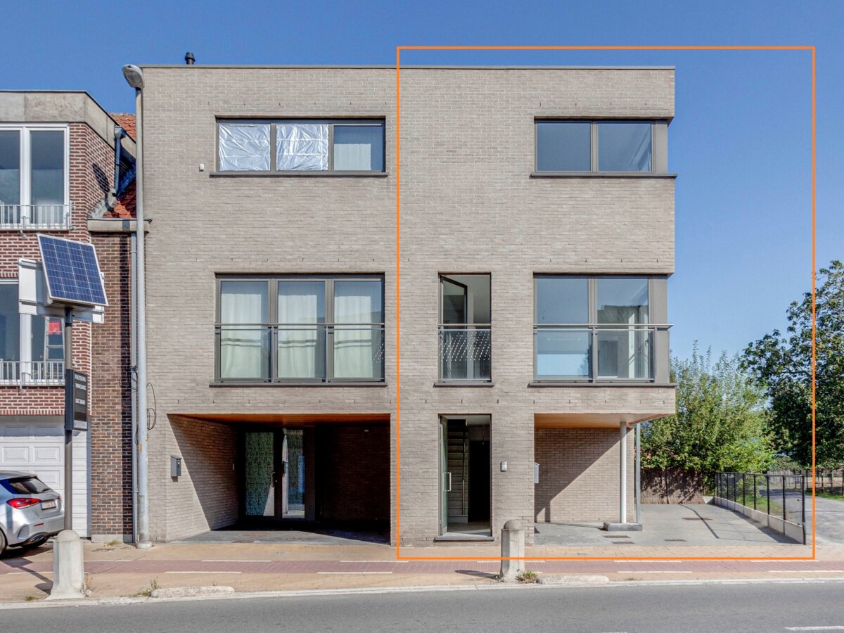 Aangename en lichtrijke bel-étage woning met groot terras