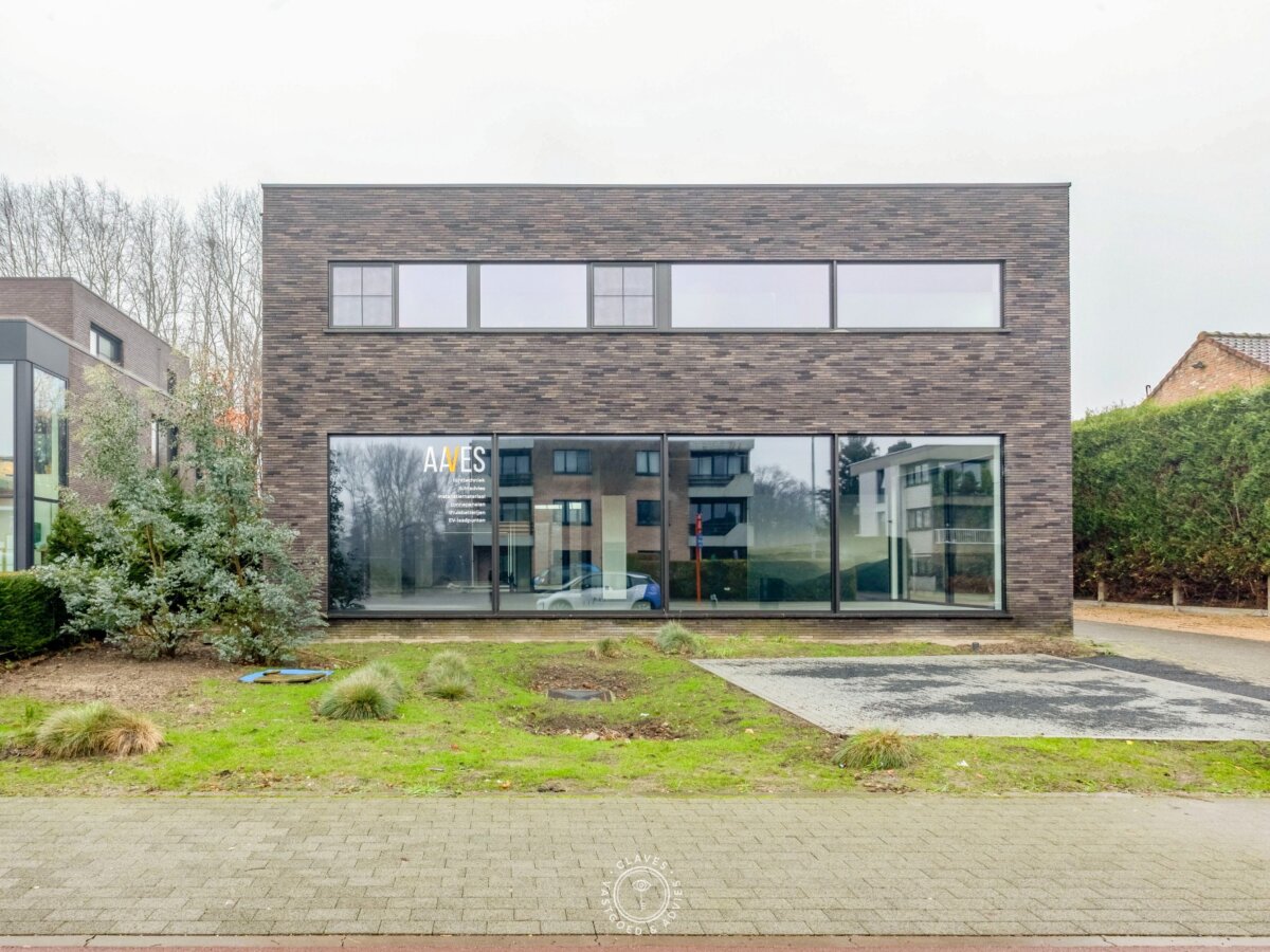 Centraal gelegen modern handelspand met showroom, kantoor en magazijn