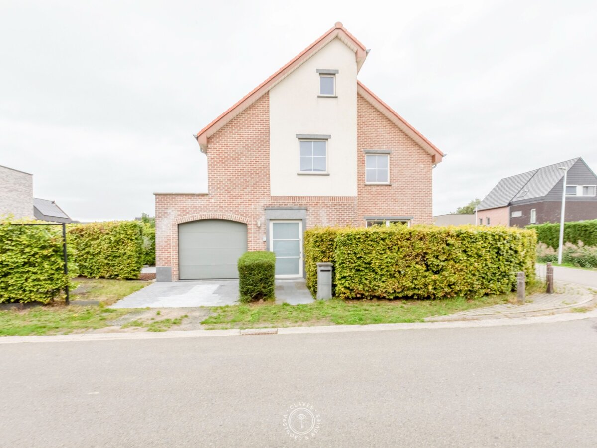 Recente half-open bebouwing met B-label