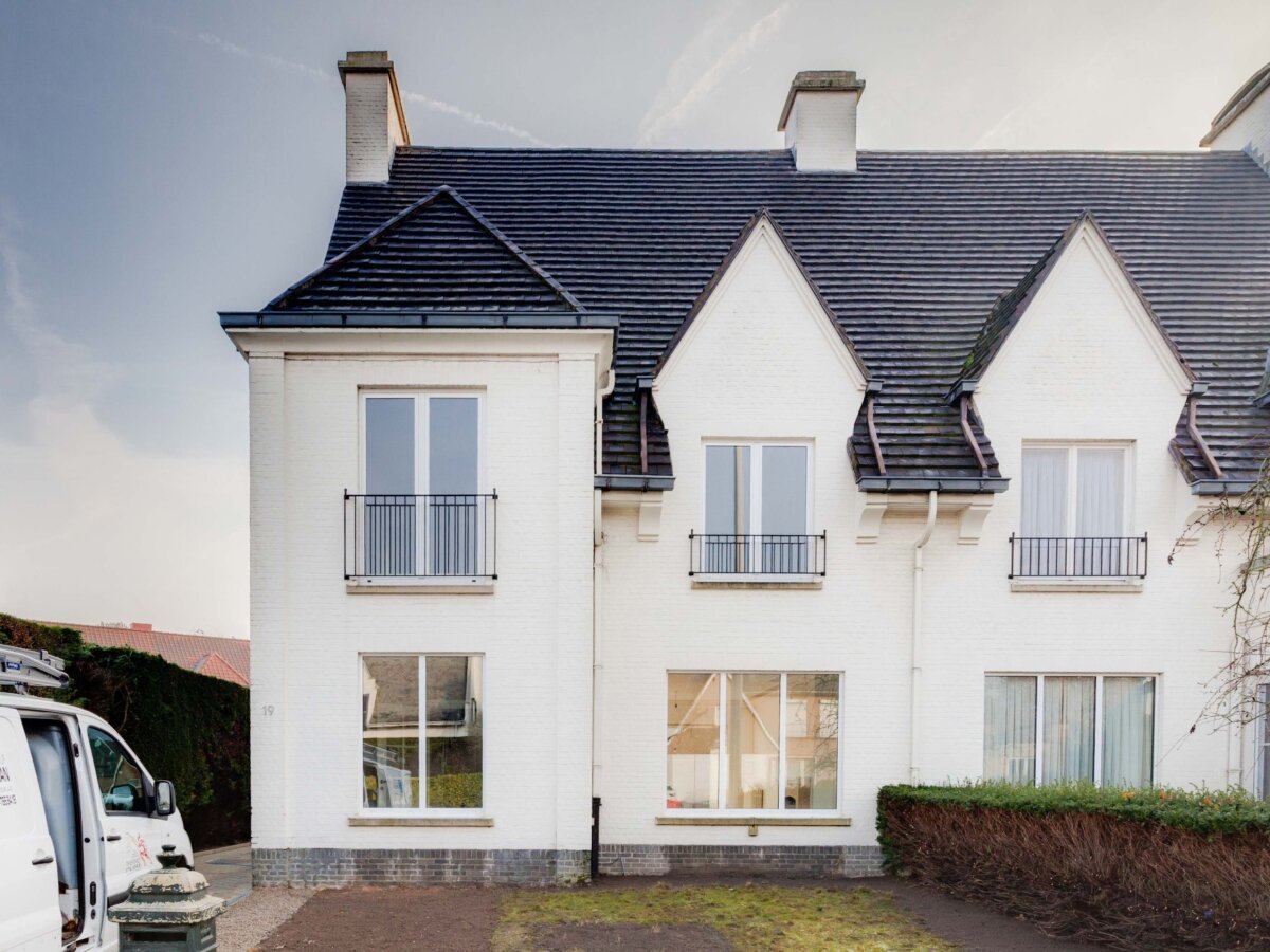 Statig en verzorgde halfopen villa met tuin, garage en 4 slaapkamers