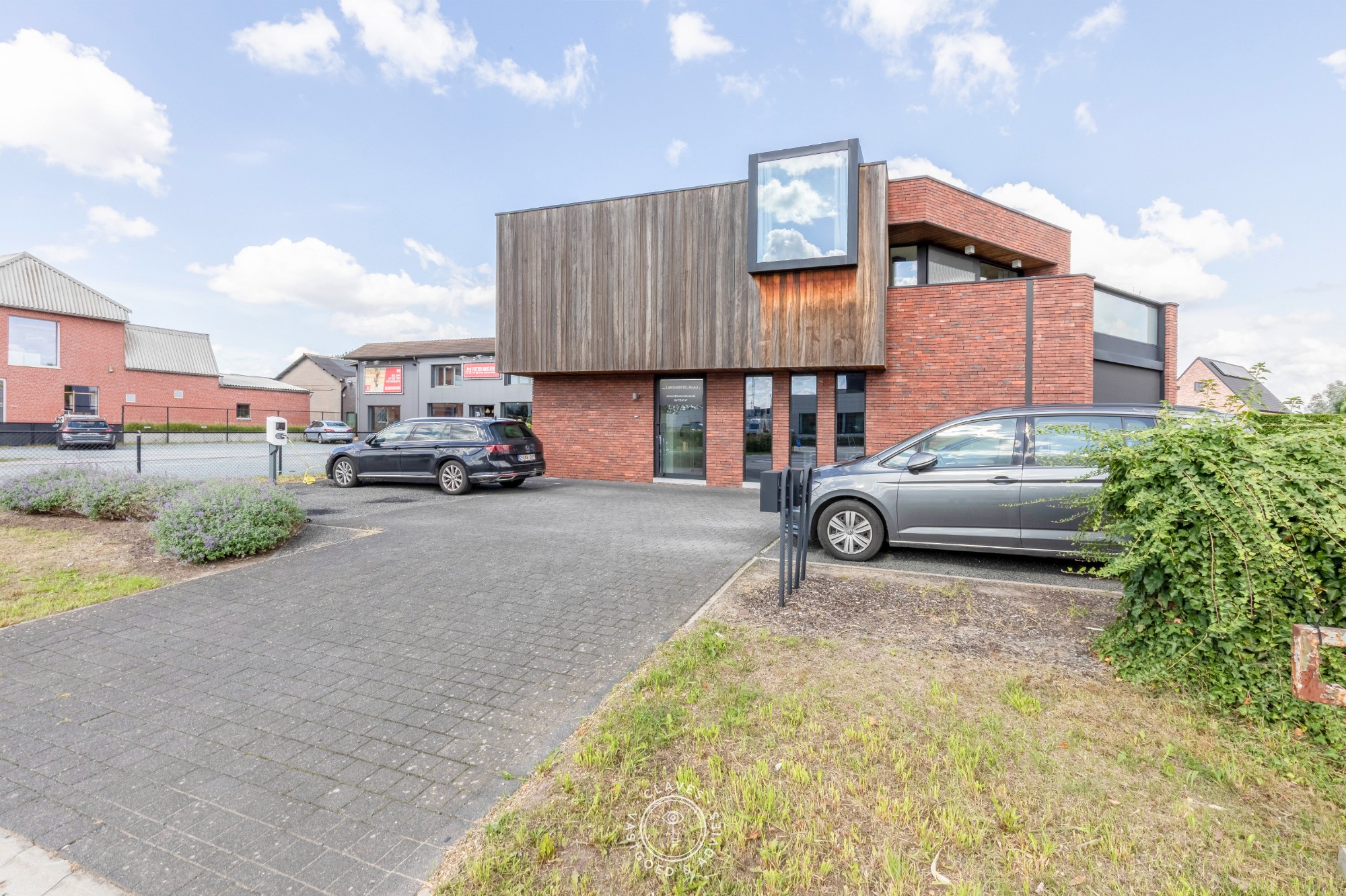 Modern kantoorgebouw met verhuurd appartement op uitstekende zichtlocatie in Belsele