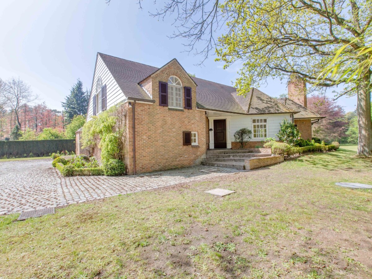 Stijlvolle charmante villa met adembenemende tuin op residentiële toplocatie.