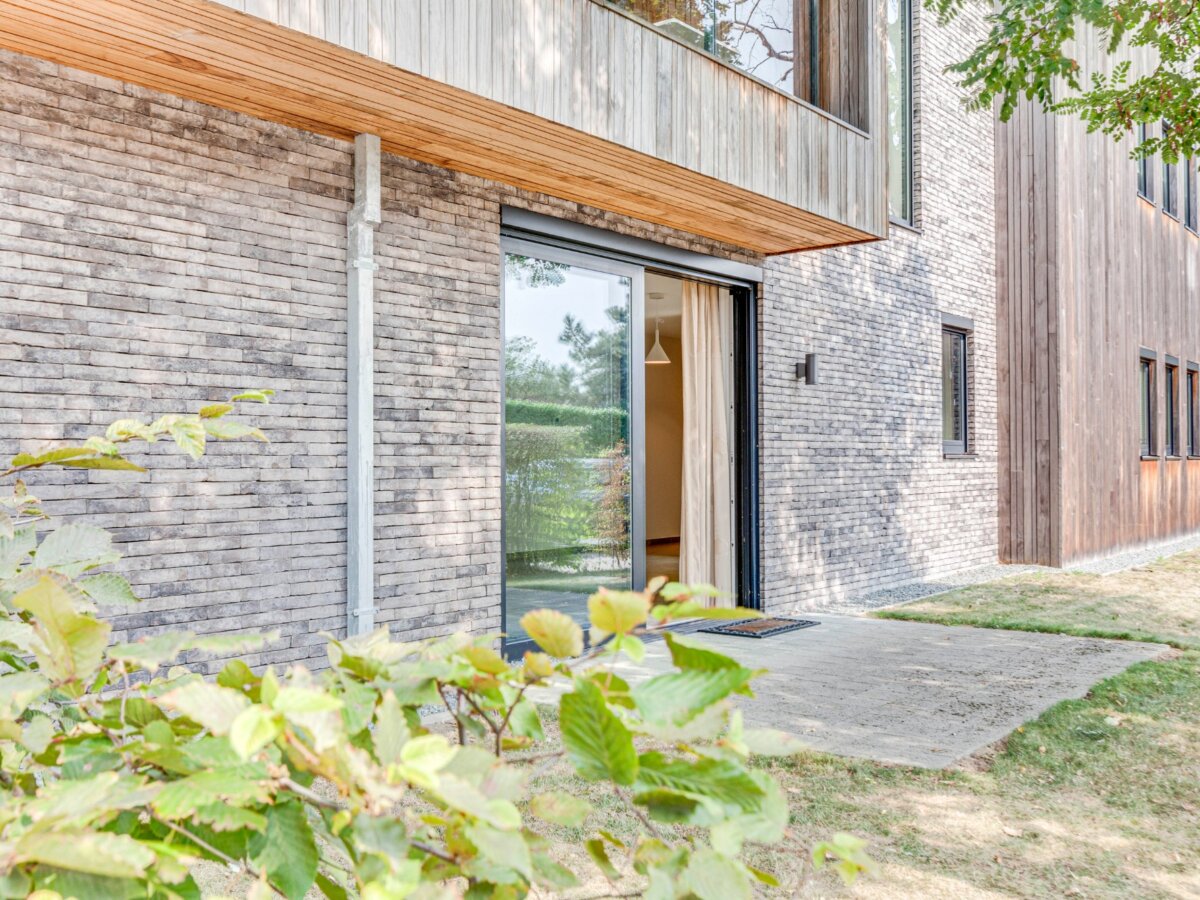 Geniet van zorgeloos comfort in deze gelijkvloerse assistentiewoning met autostaanplaats