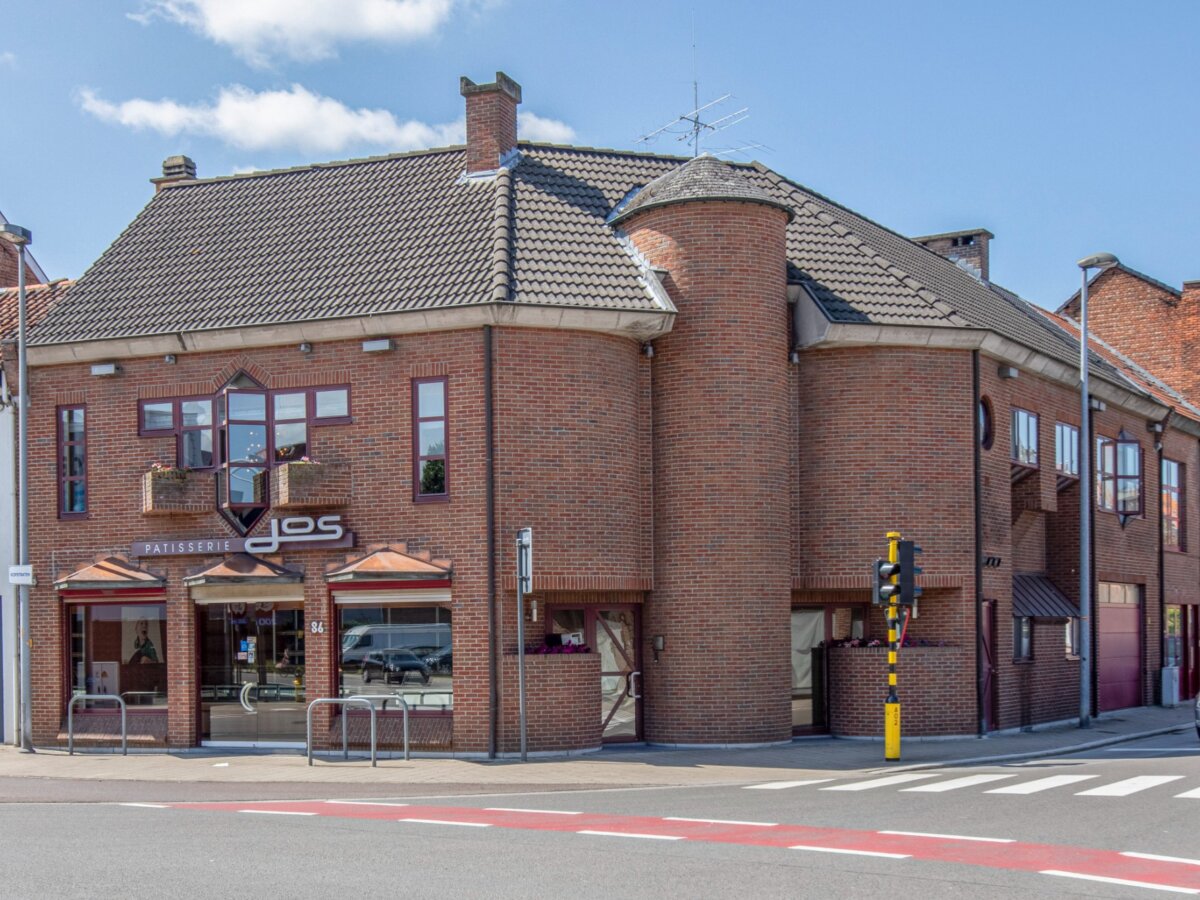 Iconisch multifunctioneel hoekpand met winkel, atelier, garages en één appartement