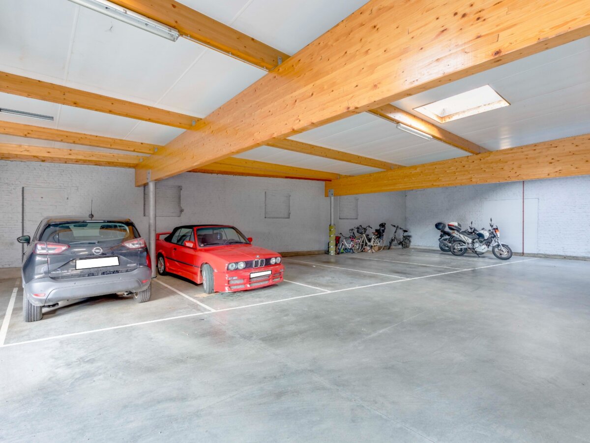 Autostaanplaatsen in een overdekte garage.