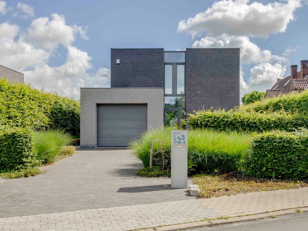 Moderne open bebouwing met praktijkruimte in een oase van groen.