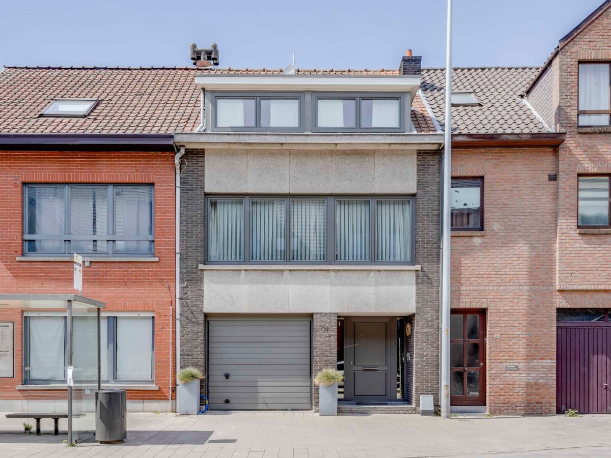 Goed gelegen bel-etagewoning met drie slaapkamers.