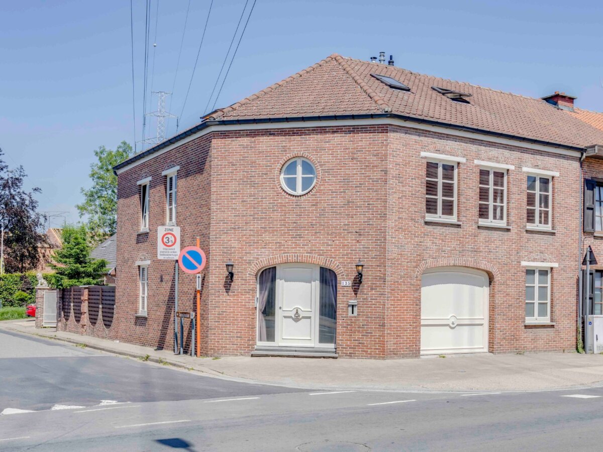 Zeer praktische en verzorgde woning met drie slaapkamers en tuin. 