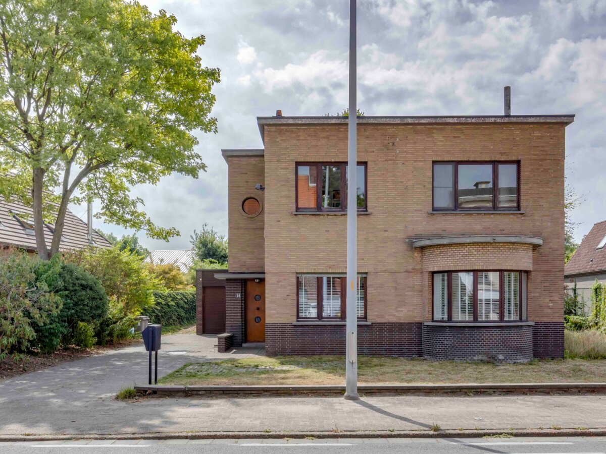 Charmewoning met herenhuis allures en art-deco vibes