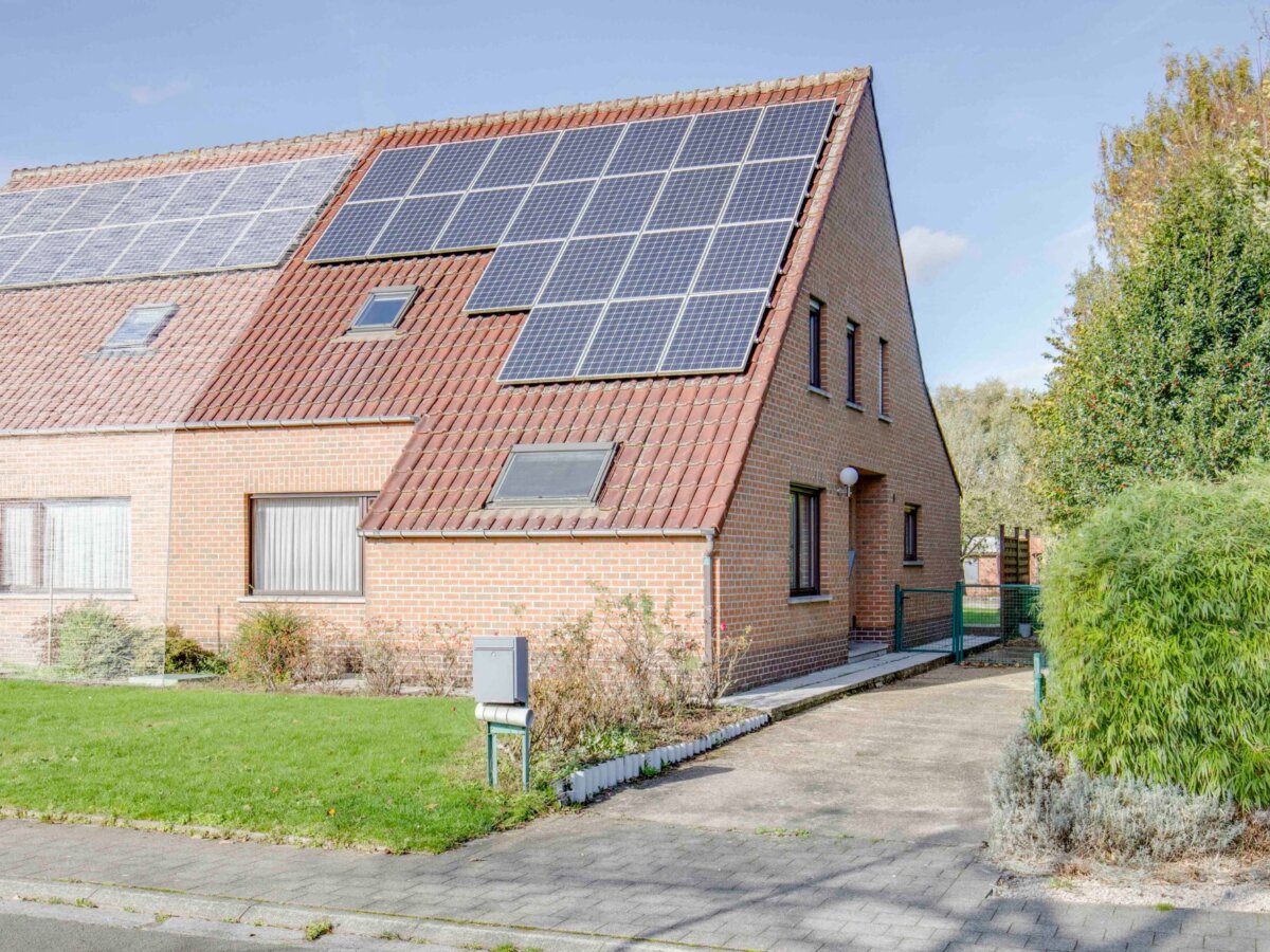 Ruime halfopen woning met prachtige tuin gelegen in een rustige woonwijk te Hamme