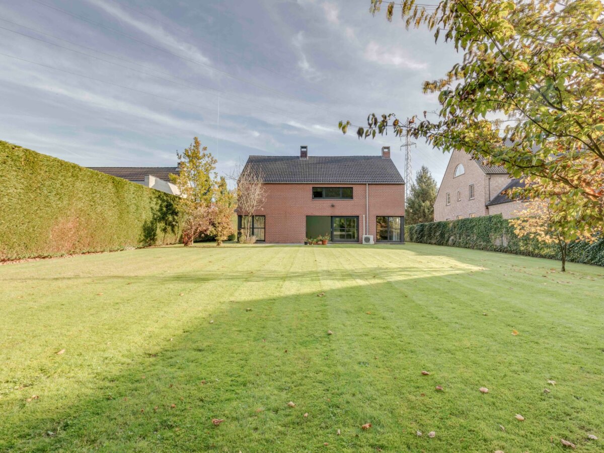 Prachtig gelegen woning met 4 slaapkamers en zuidwest georiënteerde tuin