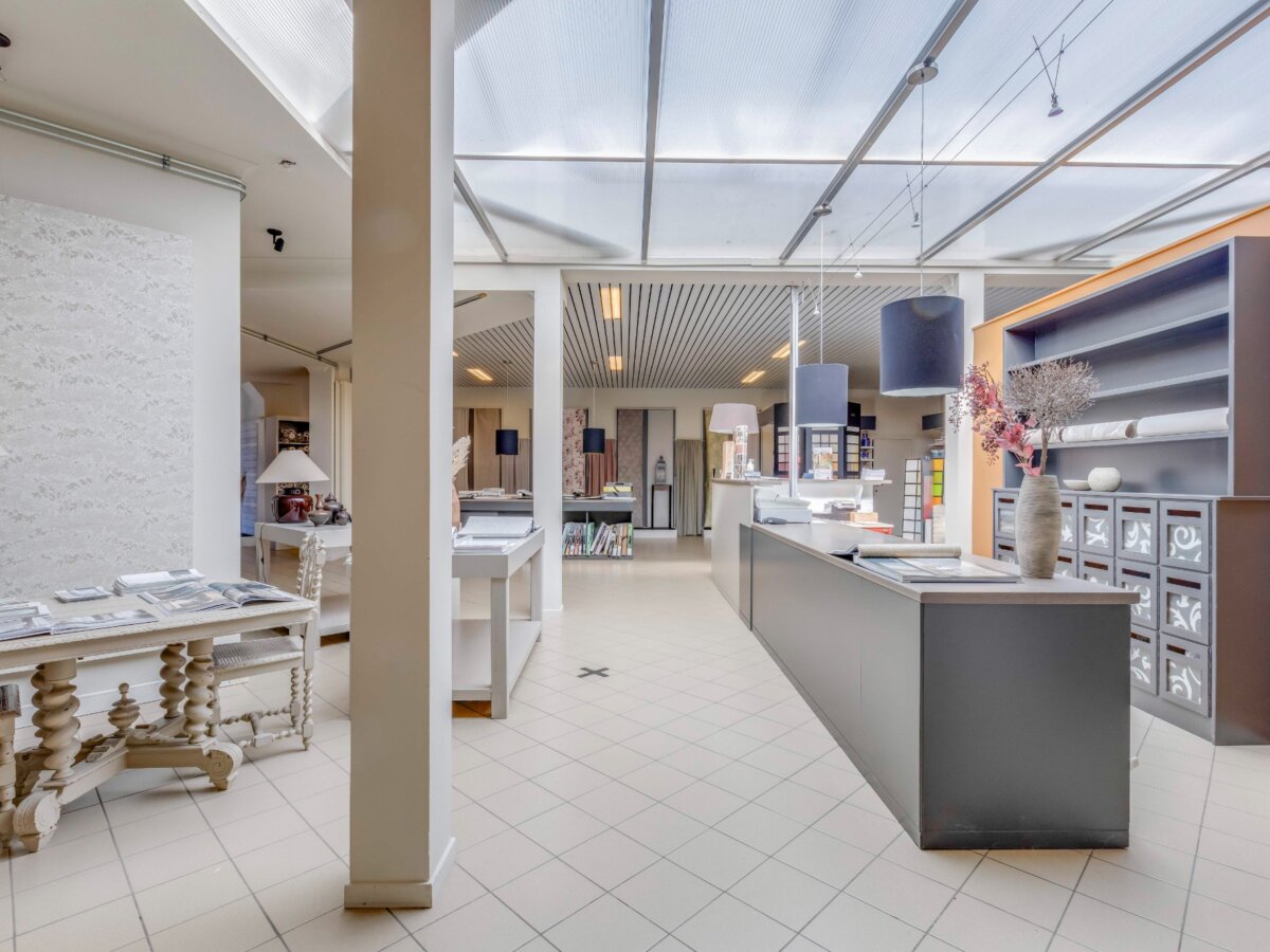 Ruim handelspand met magazijn, 2 duplex appartementen en privé woonst