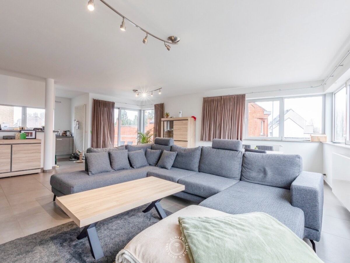 Ruim en lichtrijk gelijkvloers appartement met 2 slaapkamers