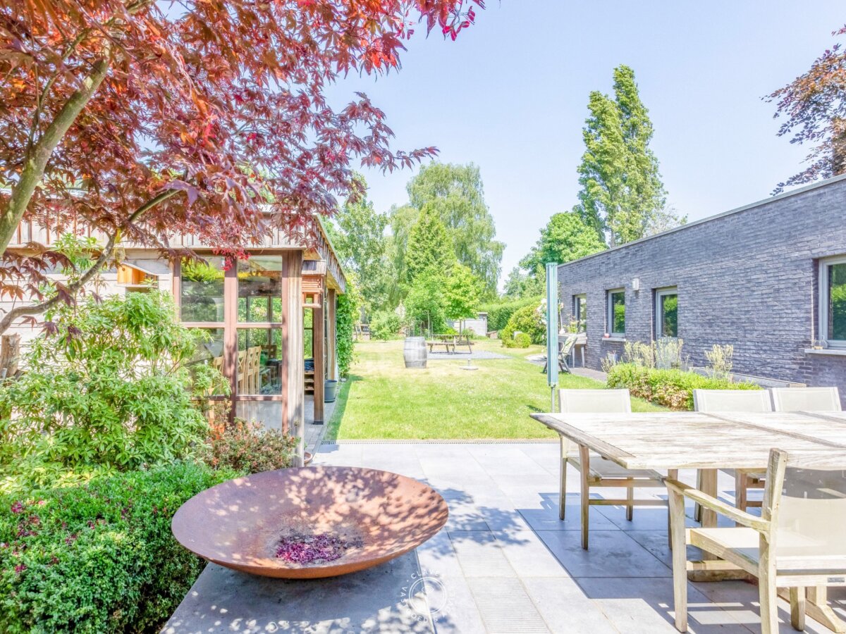 Instapklare en energiezuinige villa met fijne tuin en ruime garage met bureelruimte