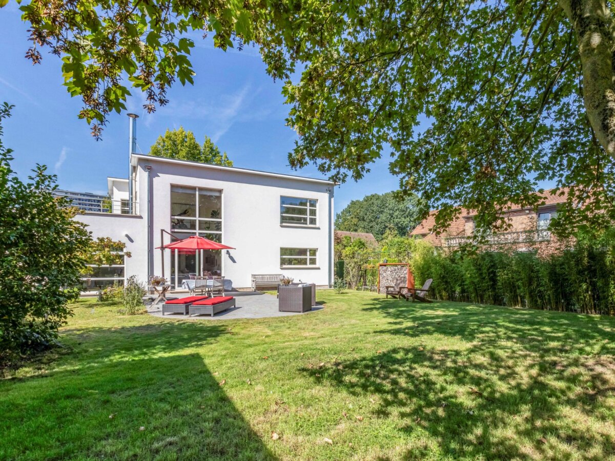Prachtige villa met maximale lichtinval en zicht op groen.