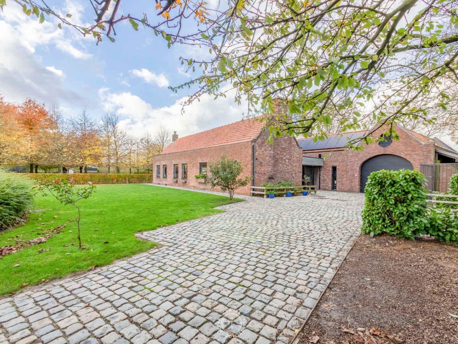 Exclusieve villa met hoeve allures en historische bunker