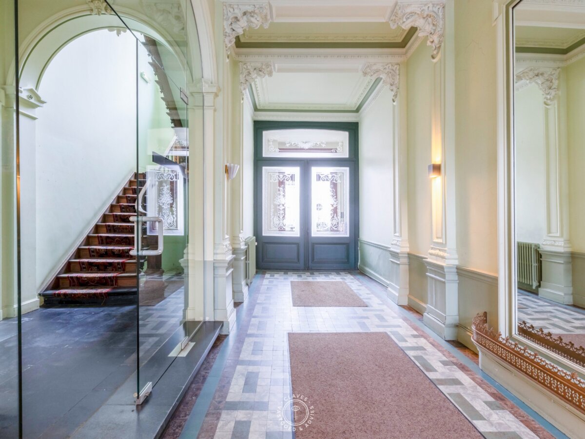 Uitzonderlijke stadswoning met riante patio centraal gelegen en garages