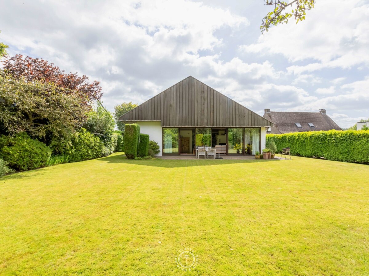 Tijdloze elegantie: seventies villa in het groen