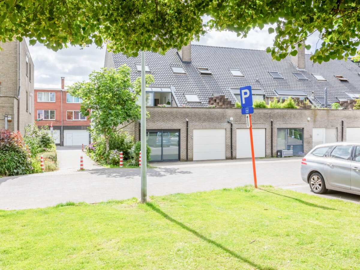 Zonnig duplex appartement met ruim terras, garage en extra autostaanplaats