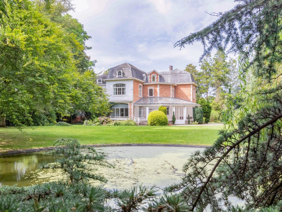Manoir uit het interbellum met idyllische parktuin