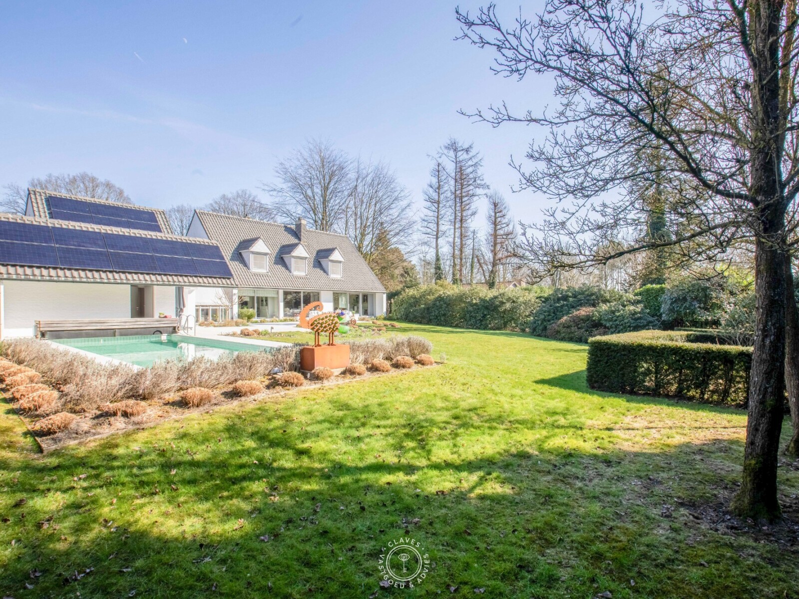Stijlvolle villa met zwembad genesteld in het groen
