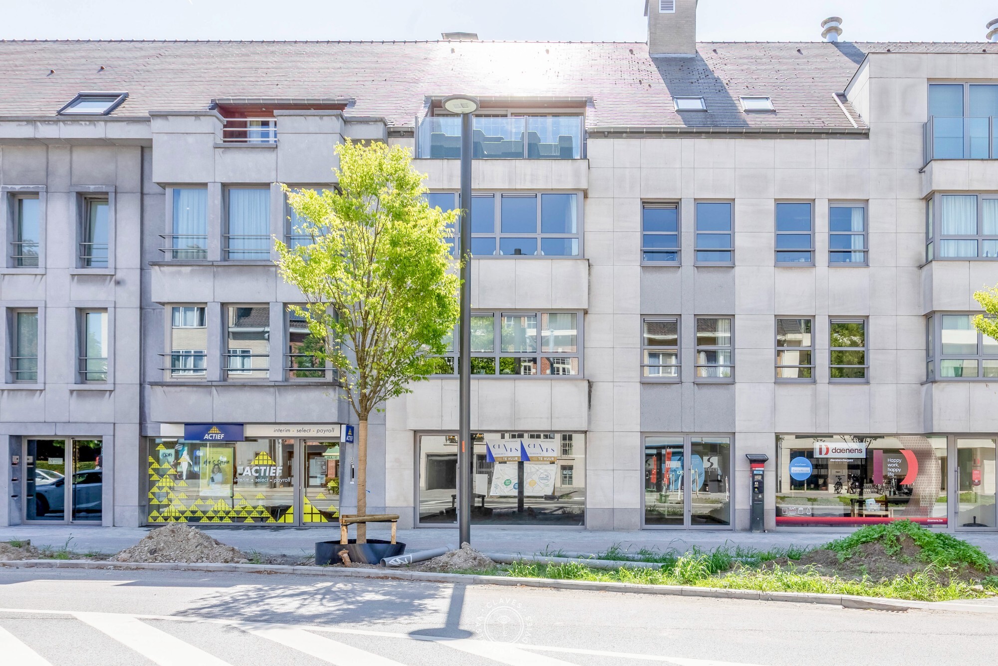 Handelspand met ondergrondse autostaanplaatsen