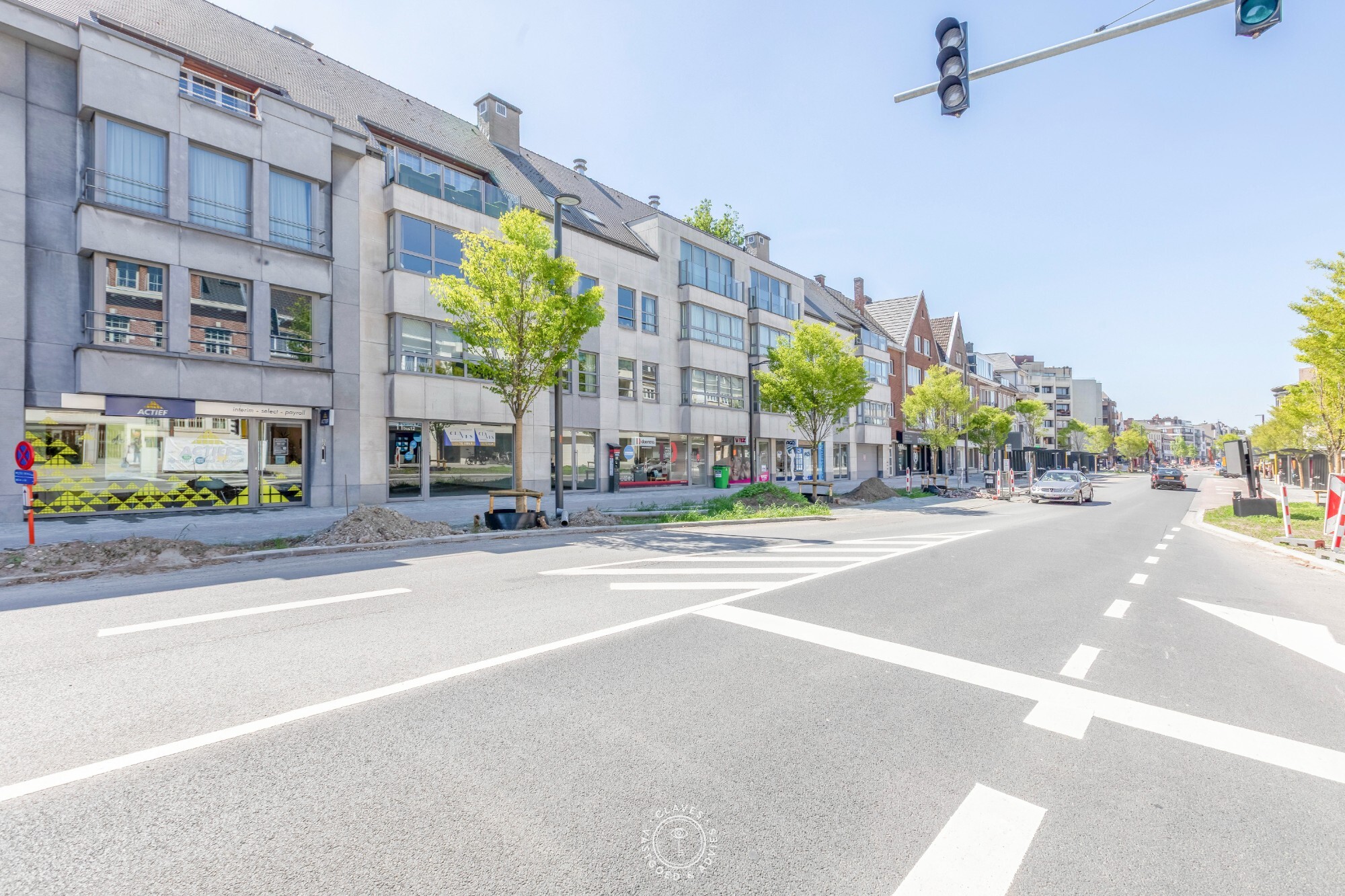 Handelspand met ondergrondse autostaanplaatsen