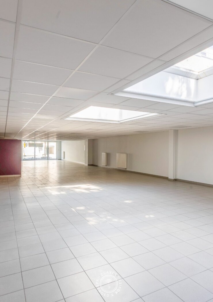 Handelspand met ondergrondse autostaanplaatsen
