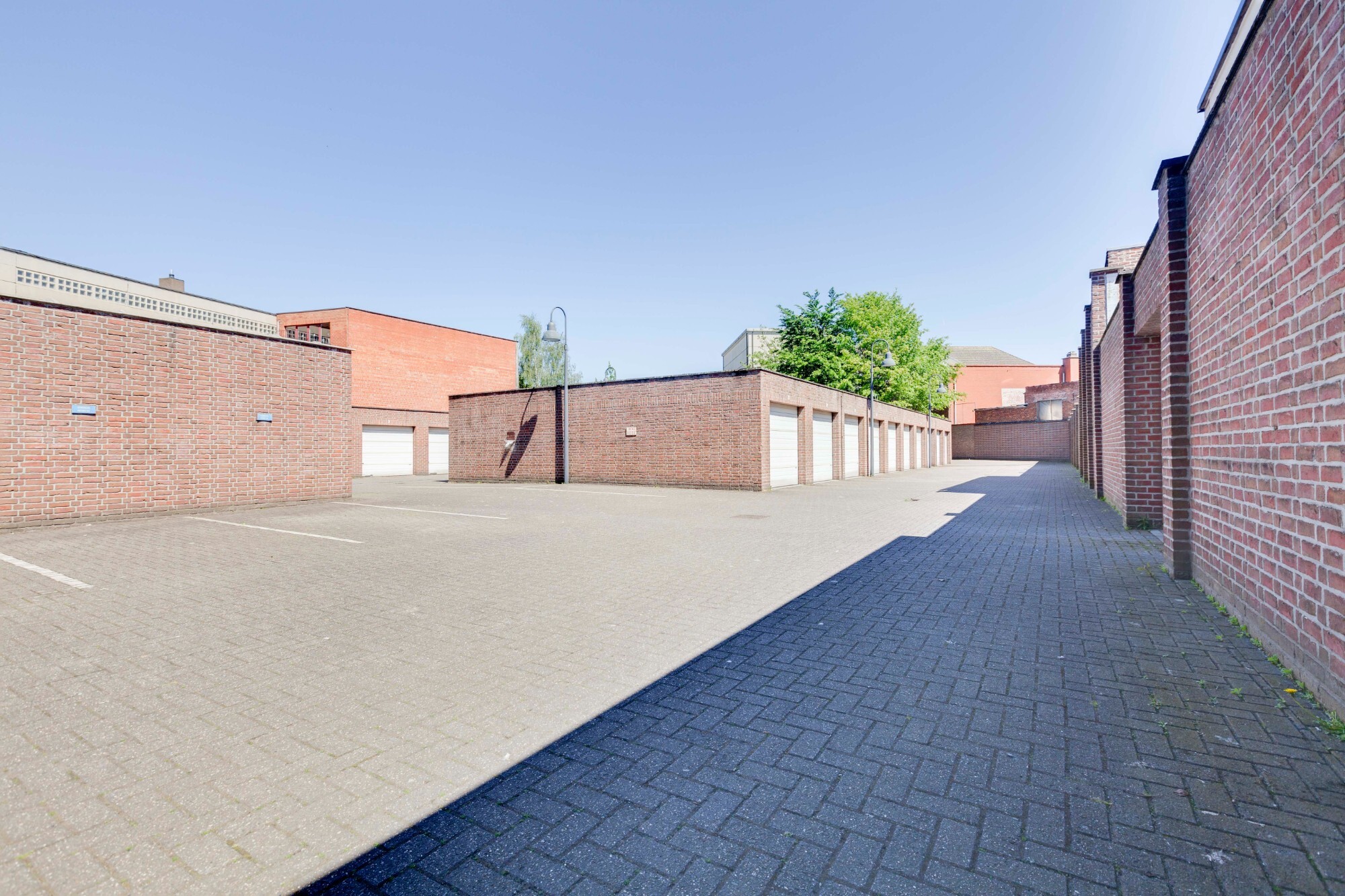 Zeer goed gelegen gesloten garageboxen