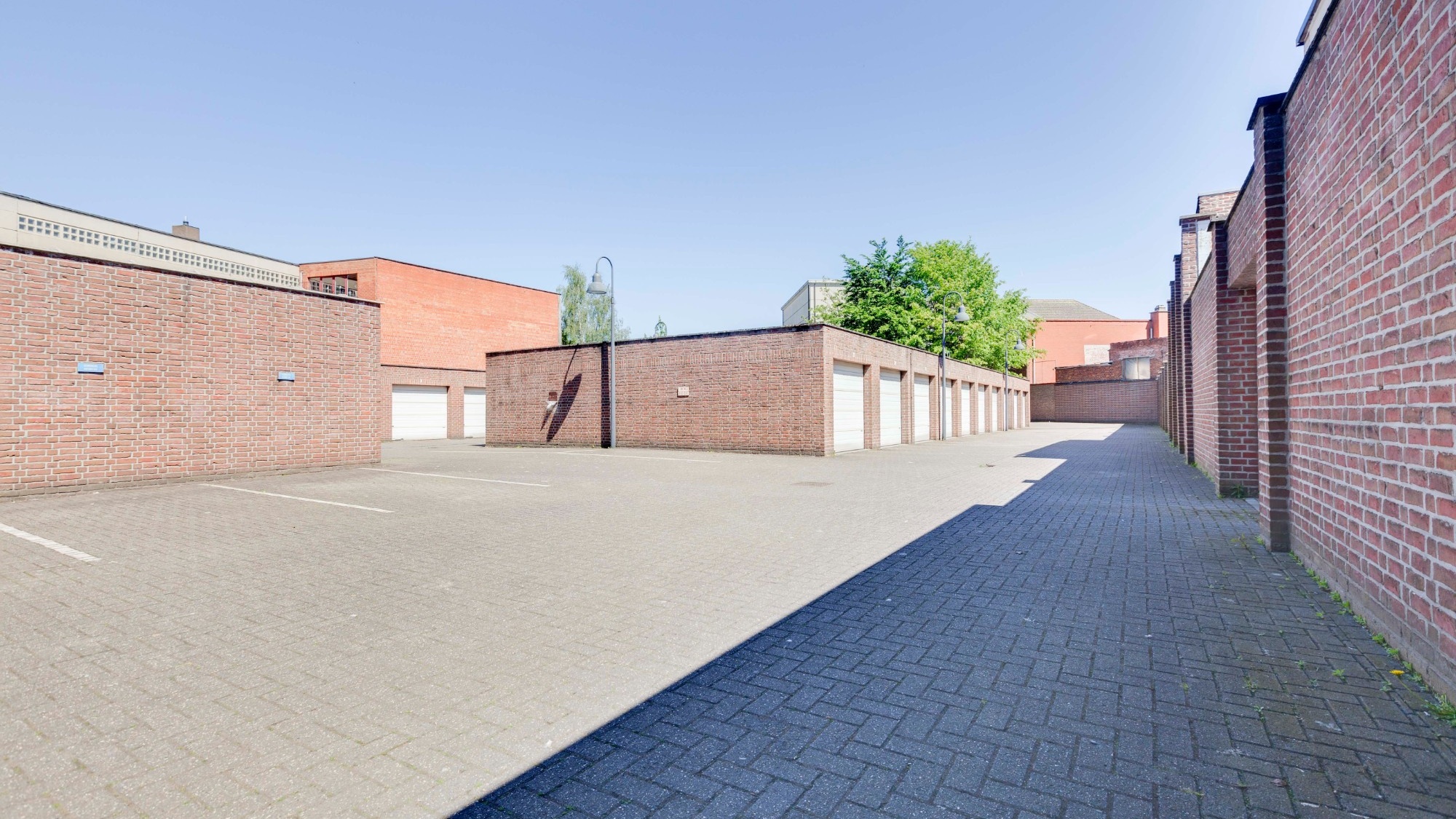 Zeer goed gelegen gesloten garageboxen