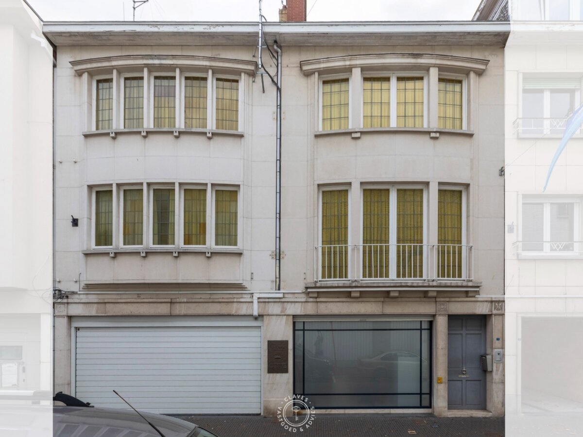 Opbrengsteigendom (ruime burgerwoning) bestaande uit 2 appartementen en garage