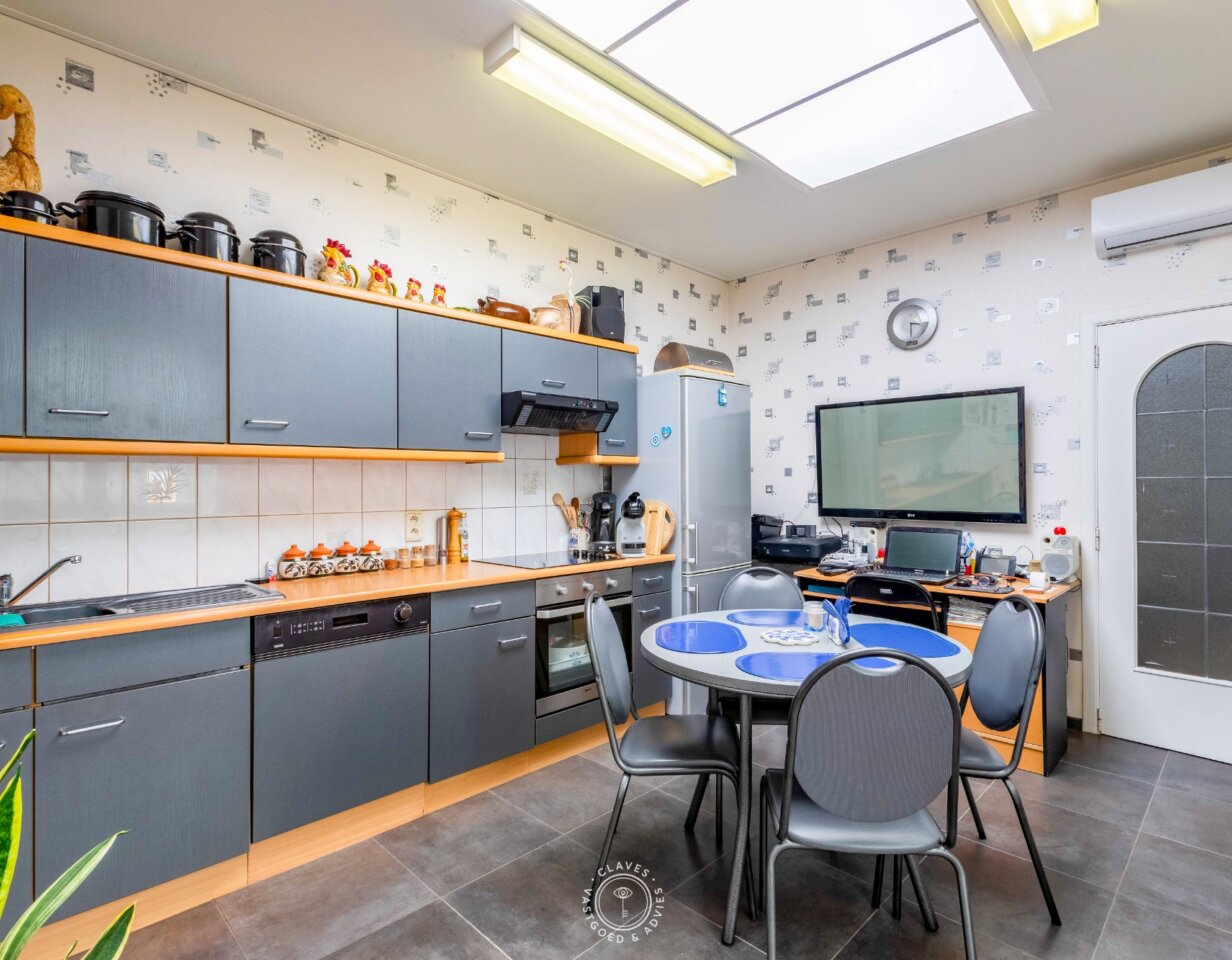 Opbrengsteigendom (ruime burgerwoning) bestaande uit 2 appartementen en garage