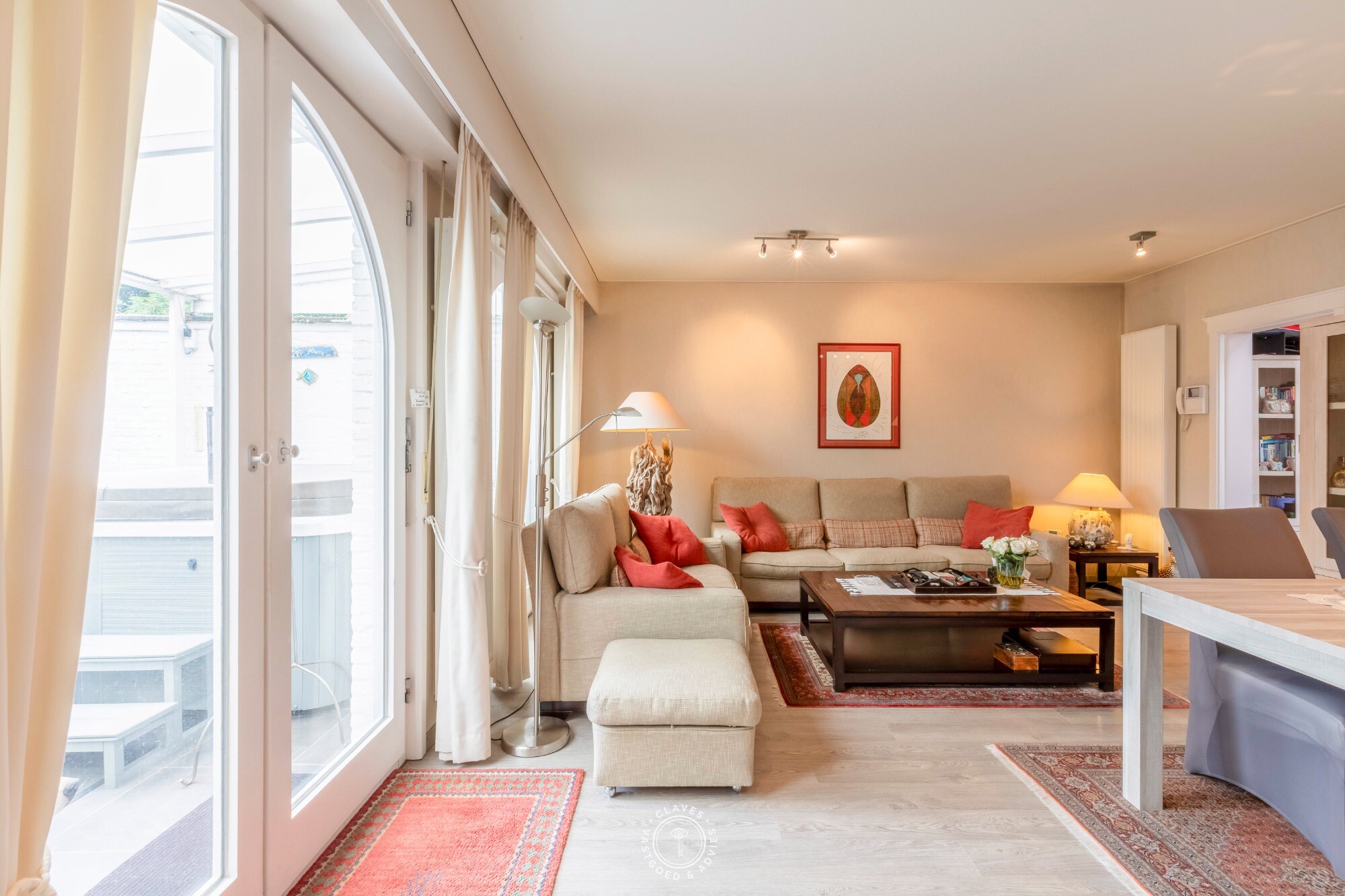 Opbrengsteigendom (ruime burgerwoning) bestaande uit 2 appartementen en garage