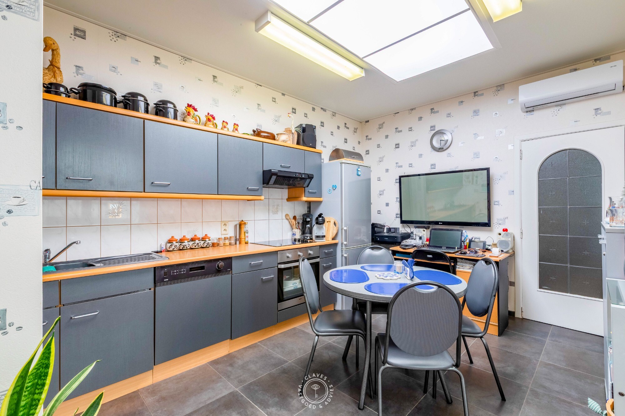 Opbrengsteigendom (ruime burgerwoning) bestaande uit 2 appartementen en garage