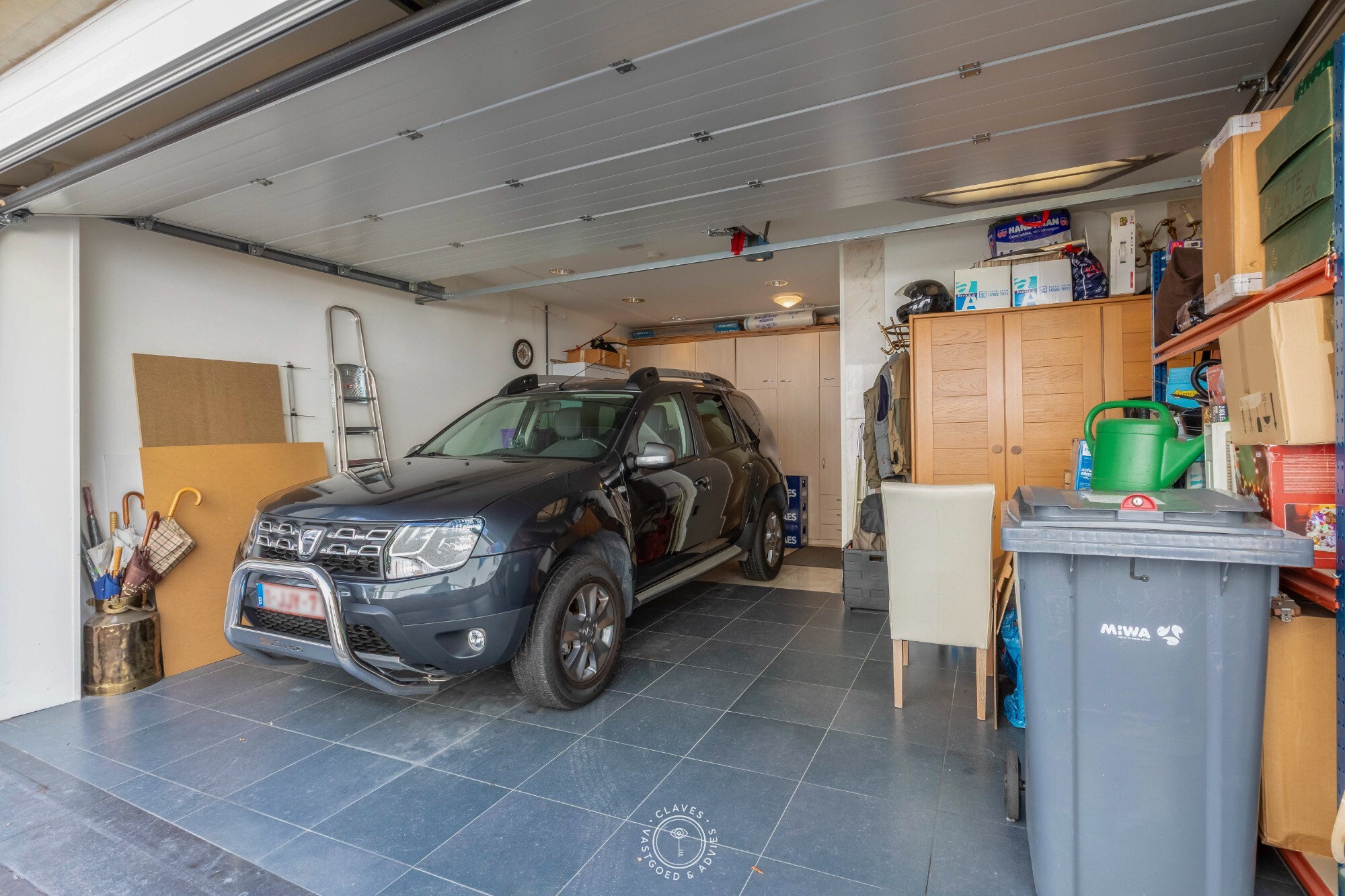 Opbrengsteigendom (ruime burgerwoning) bestaande uit 2 appartementen en garage
