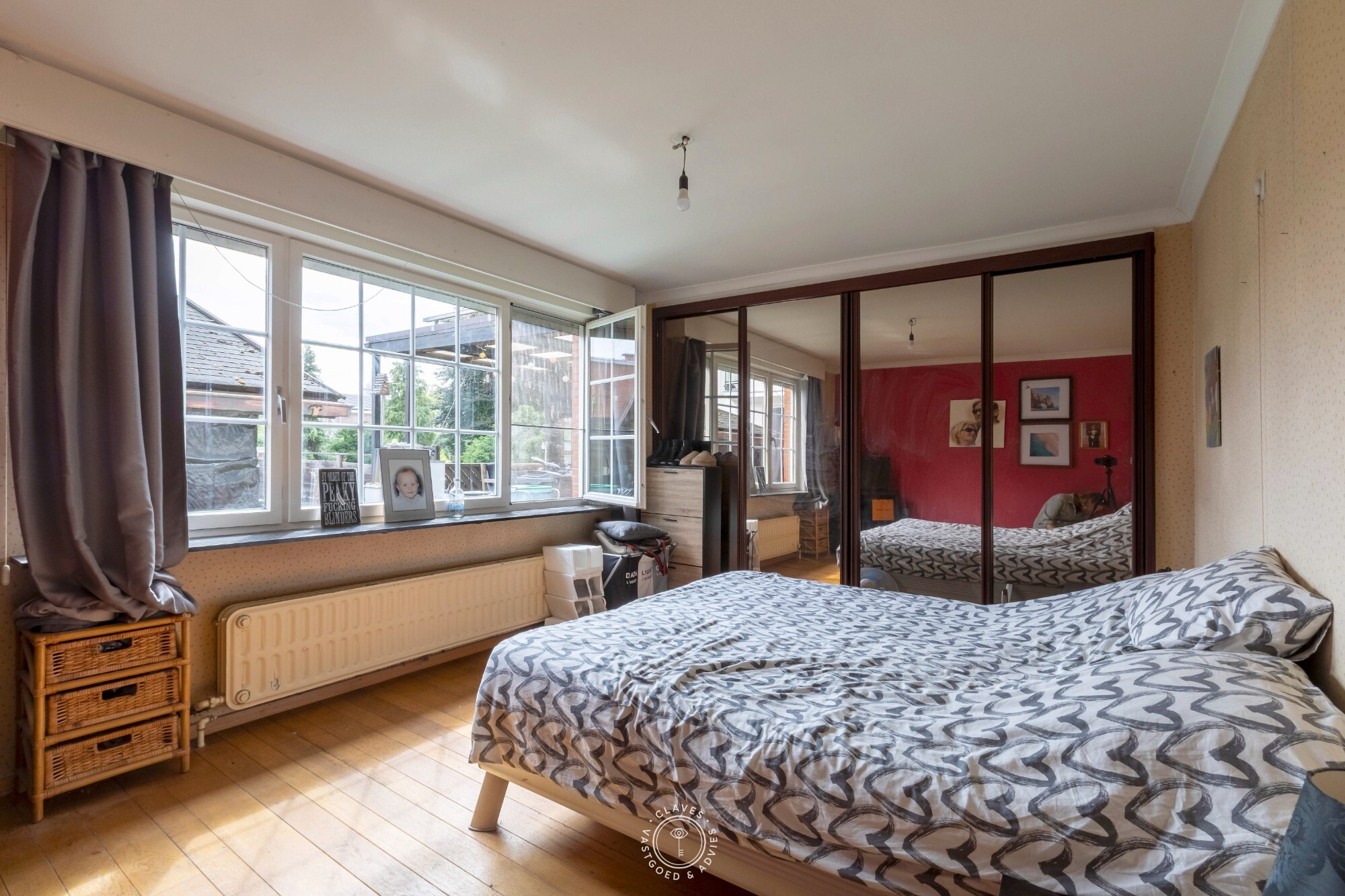 Opbrengsteigendom (ruime burgerwoning) bestaande uit 2 appartementen en garage