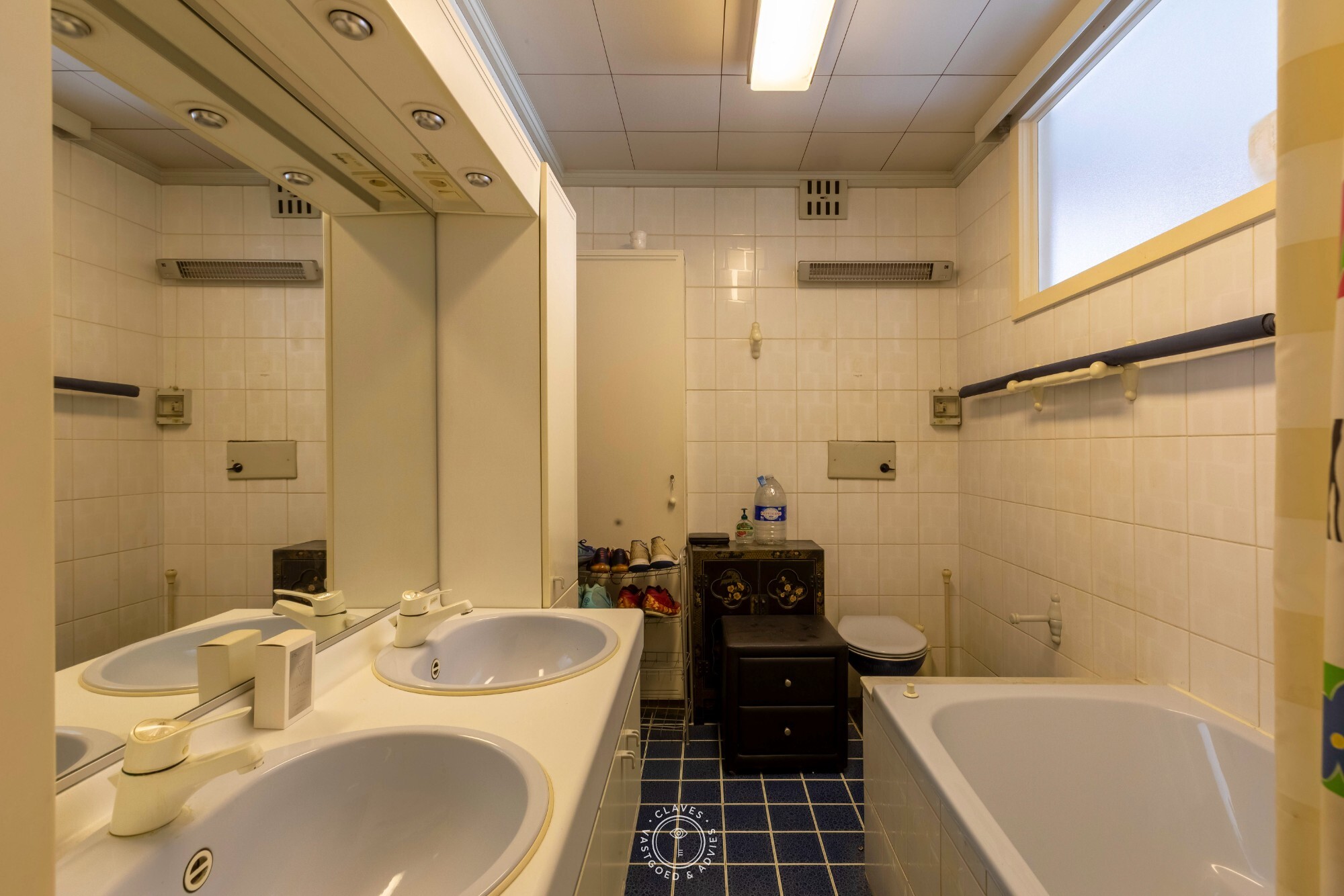Opbrengsteigendom (ruime burgerwoning) bestaande uit 2 appartementen en garage