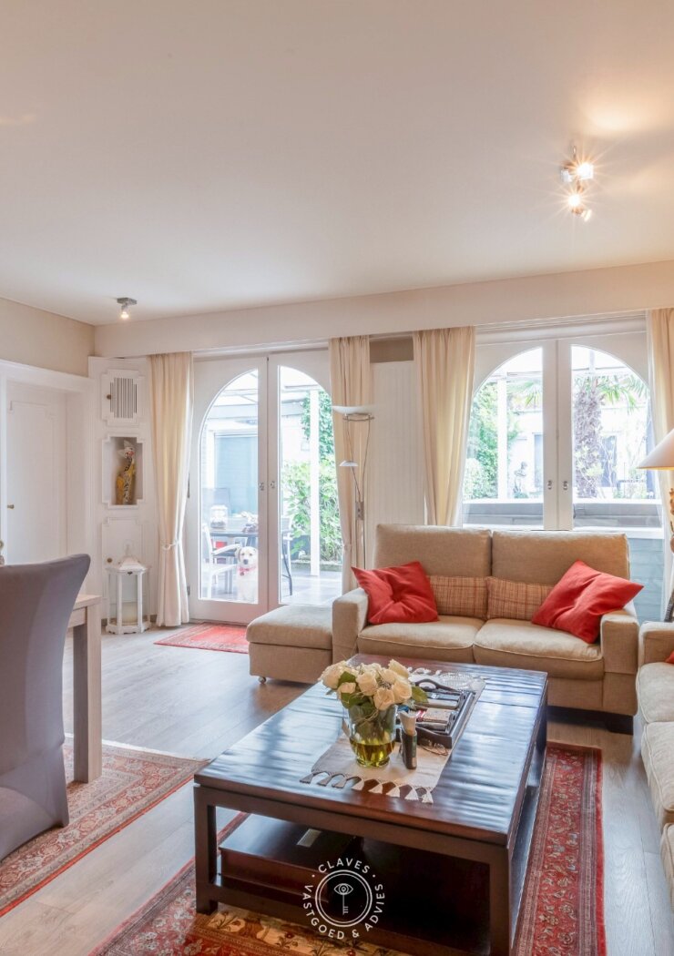 Opbrengsteigendom (ruime burgerwoning) bestaande uit 2 appartementen en garage