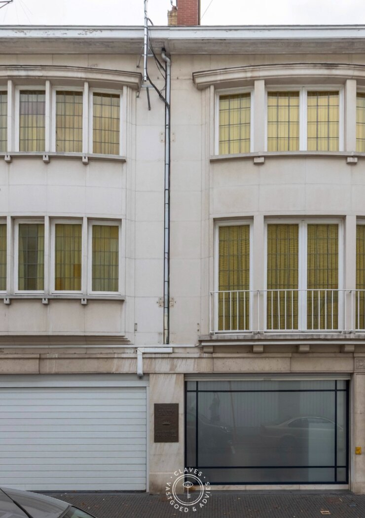 Opbrengsteigendom (ruime burgerwoning) bestaande uit 2 appartementen en garage