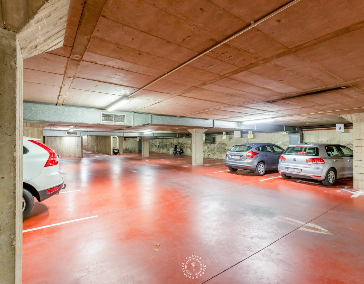 Gelijkvloers en ondergrondse autostaanplaats in centrum Sint-Niklaas