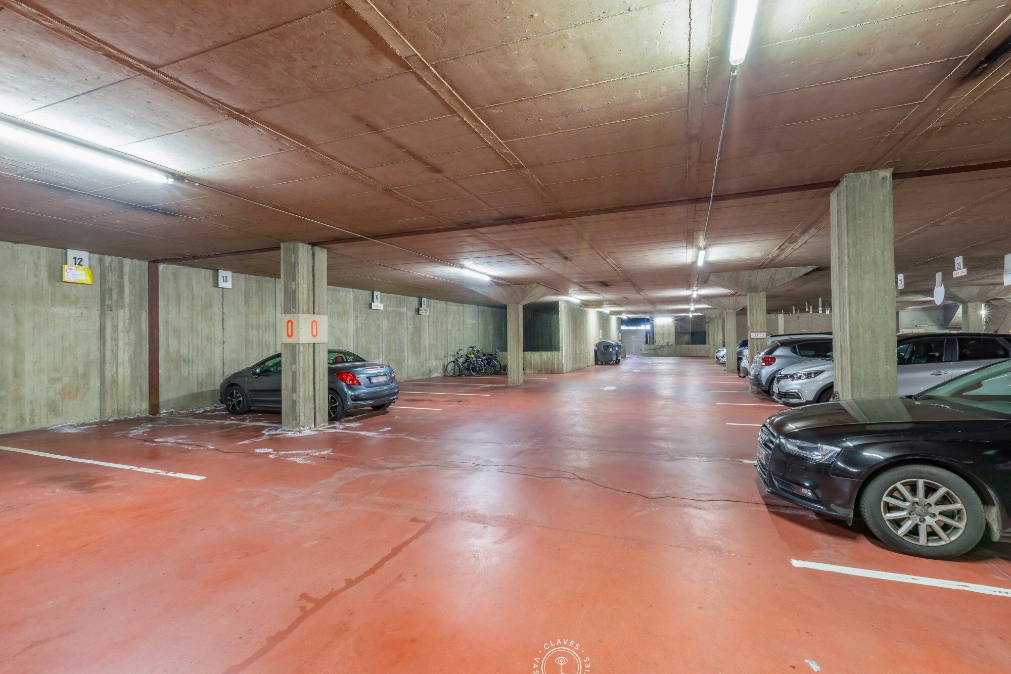 Gelijkvloers en ondergrondse autostaanplaats in centrum Sint-Niklaas