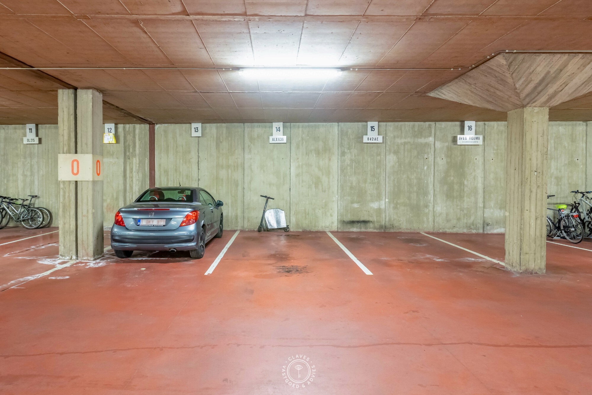 Gelijkvloers en ondergrondse autostaanplaats in centrum Sint-Niklaas