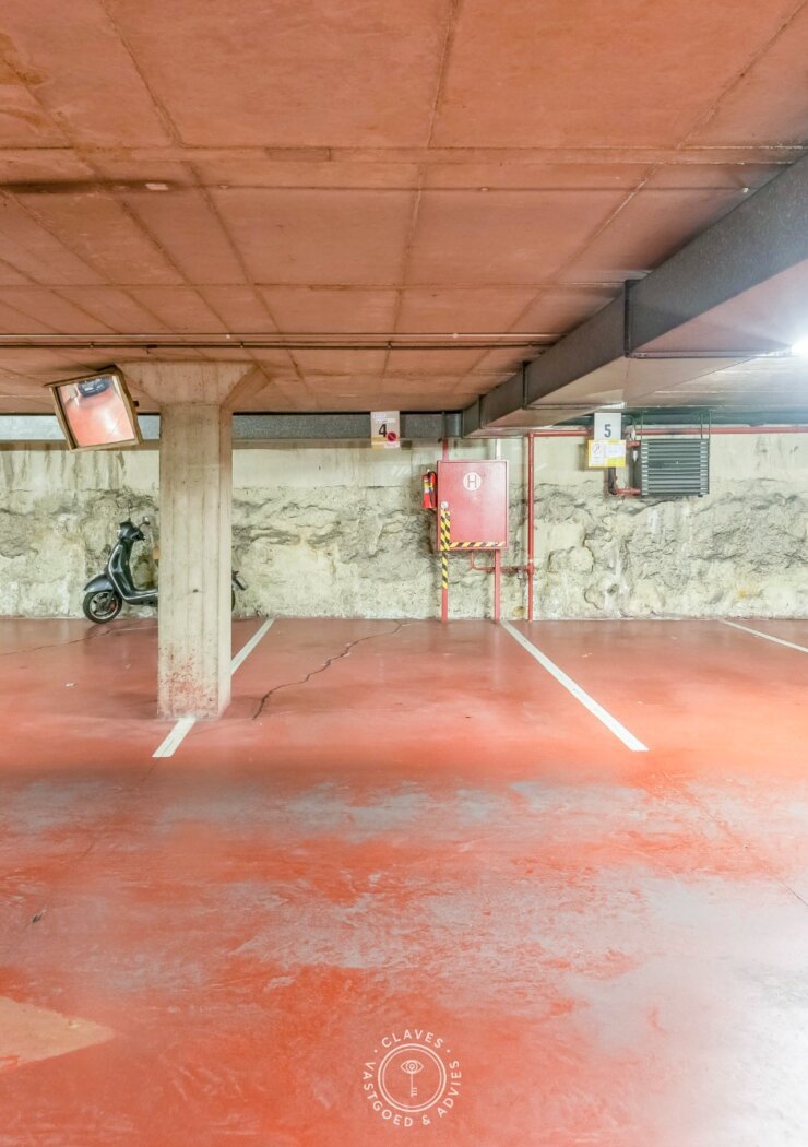 Gelijkvloers en ondergrondse autostaanplaats in centrum Sint-Niklaas