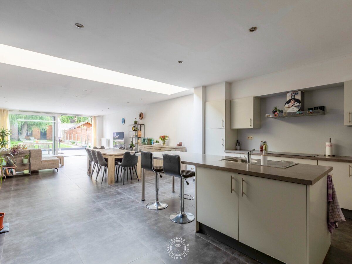 Verrassend brede gezinswoning met vier slaapkamers