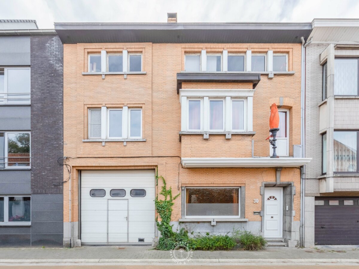 Multifunctioneel woonhuis met magazijn/kantoor en tuin