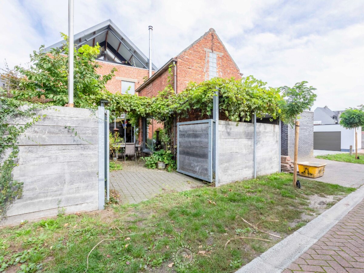 Multifunctioneel woonhuis met magazijn/kantoor en tuin