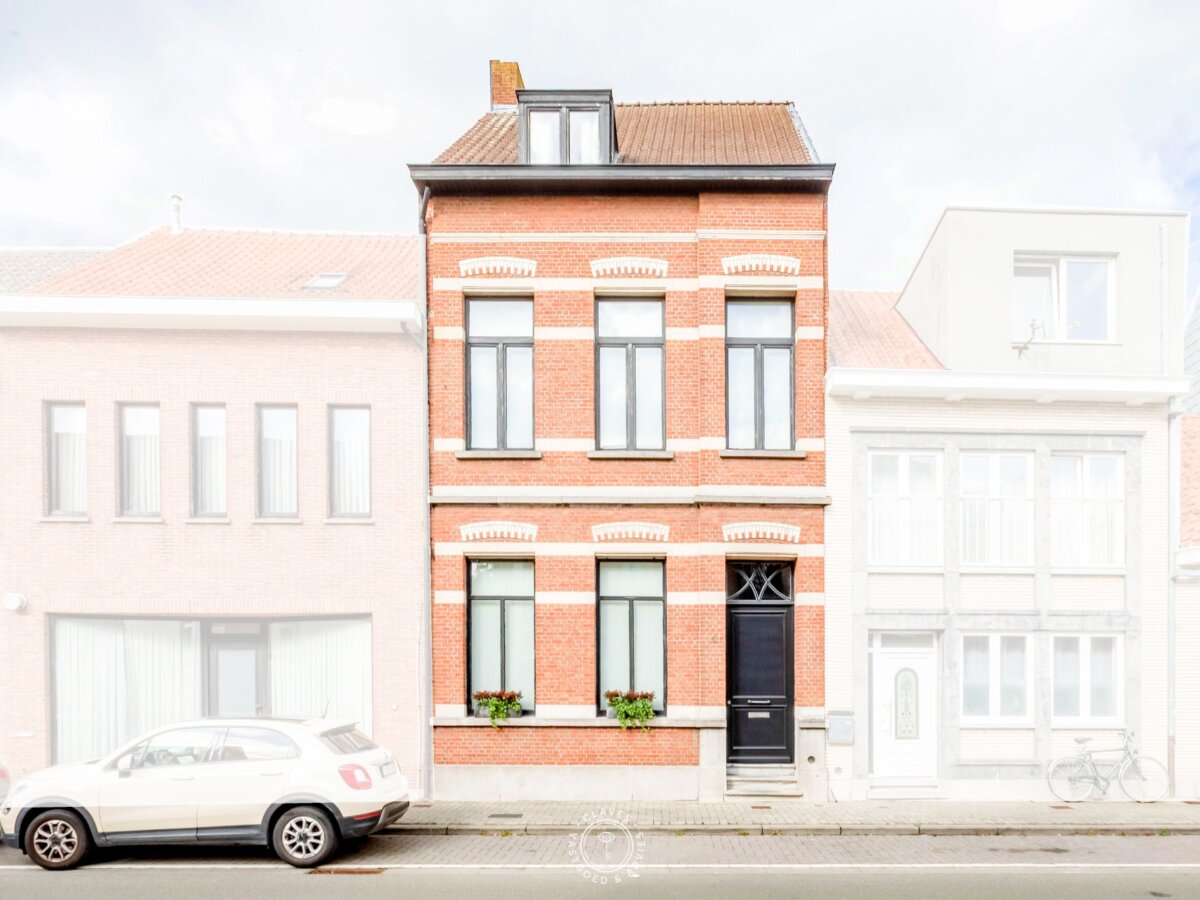 Een stijlvolle en warme parel achter een rustige gevel