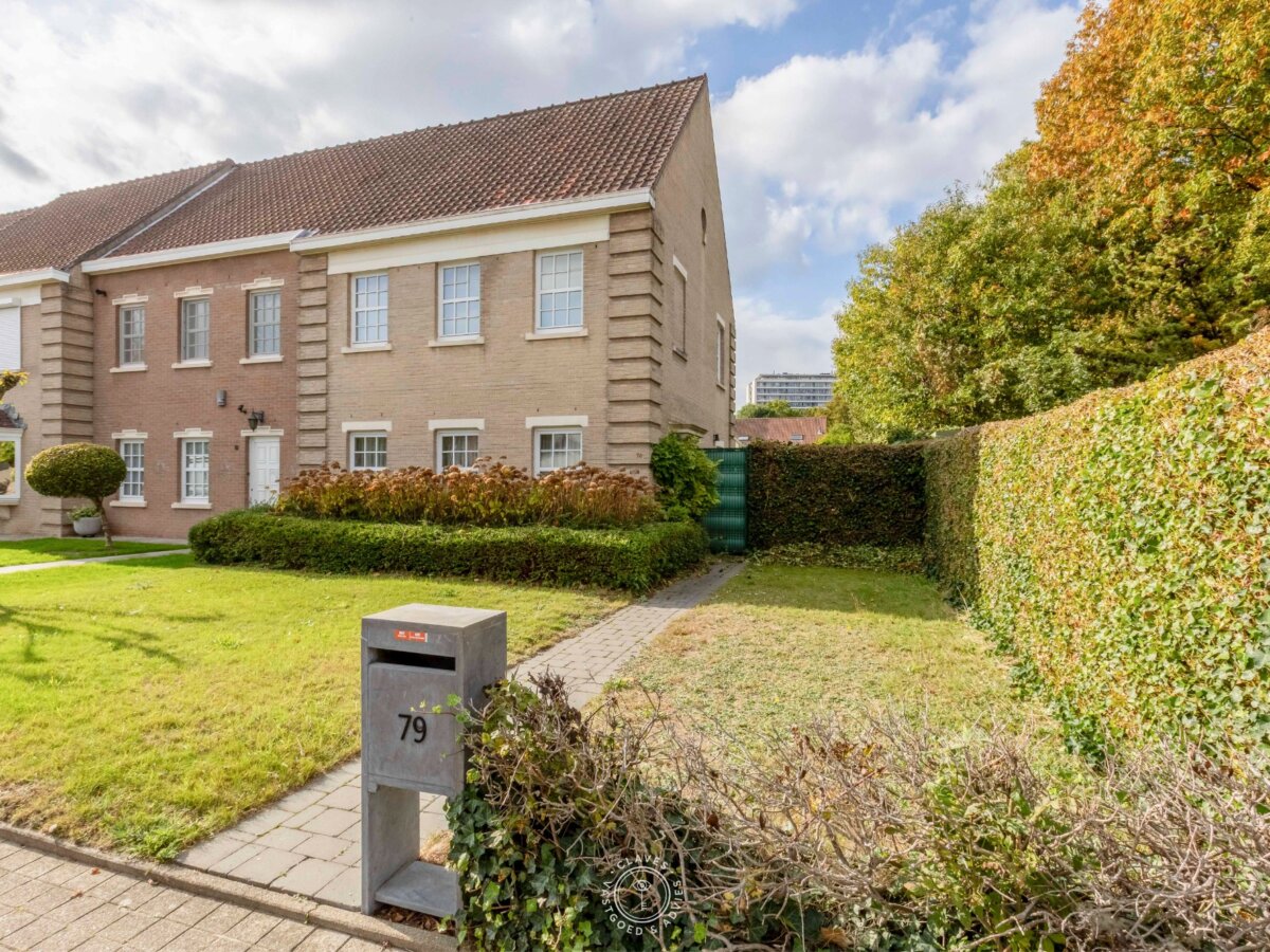 Centraal gelegen halfopen bebouwing met dubbele garage