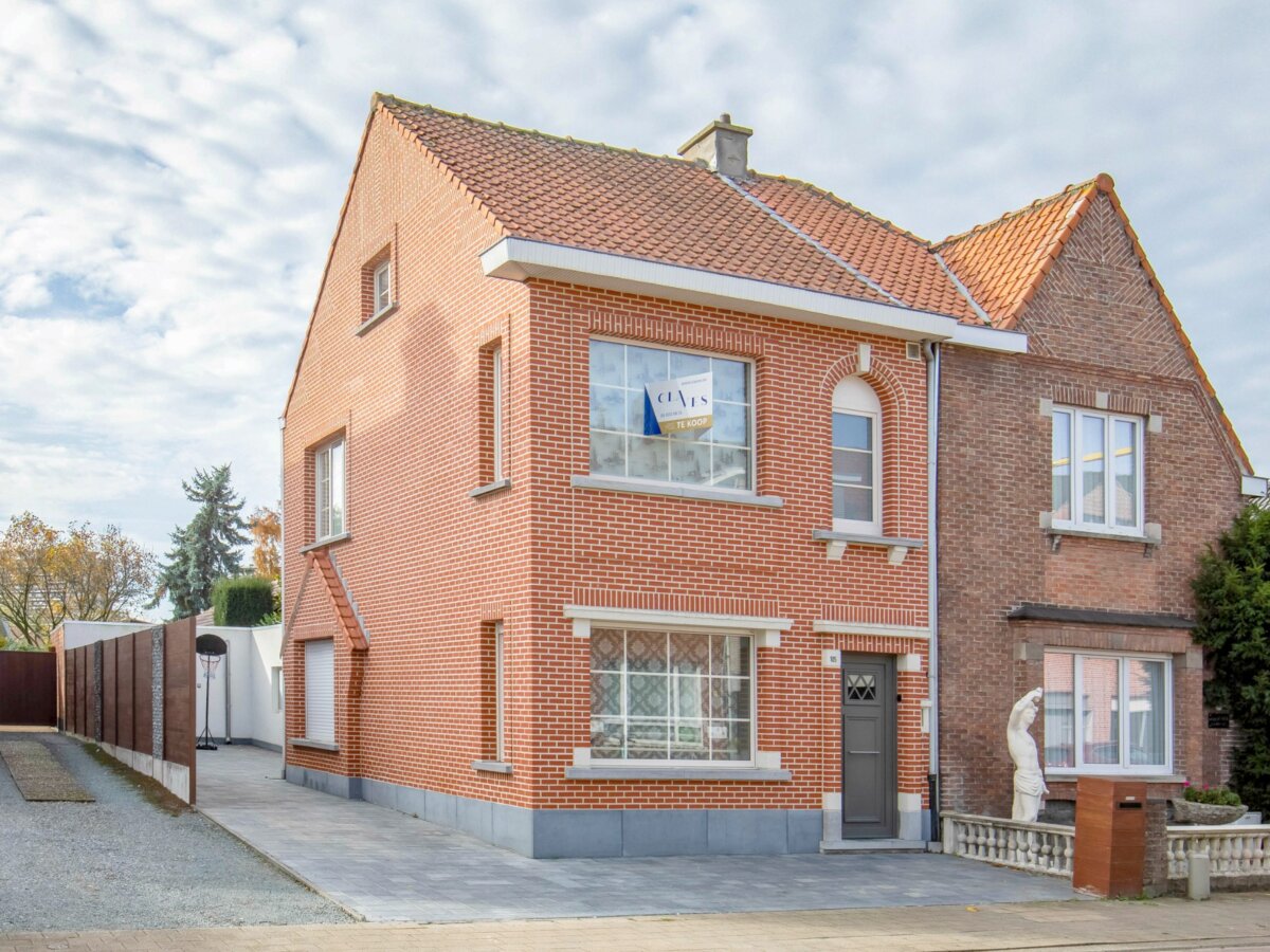 Uitstekend gelegen halfopen bebouwing met 3 slaapkamers en garage in Sint-Niklaas